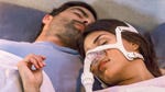 Mujer durmiendo con máscara CPAP